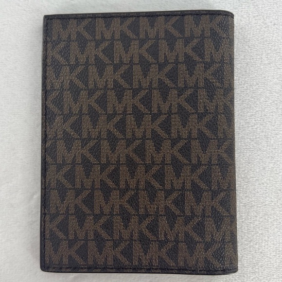 Michael Kors Bedford Travel Passport - Picture 3 of 9